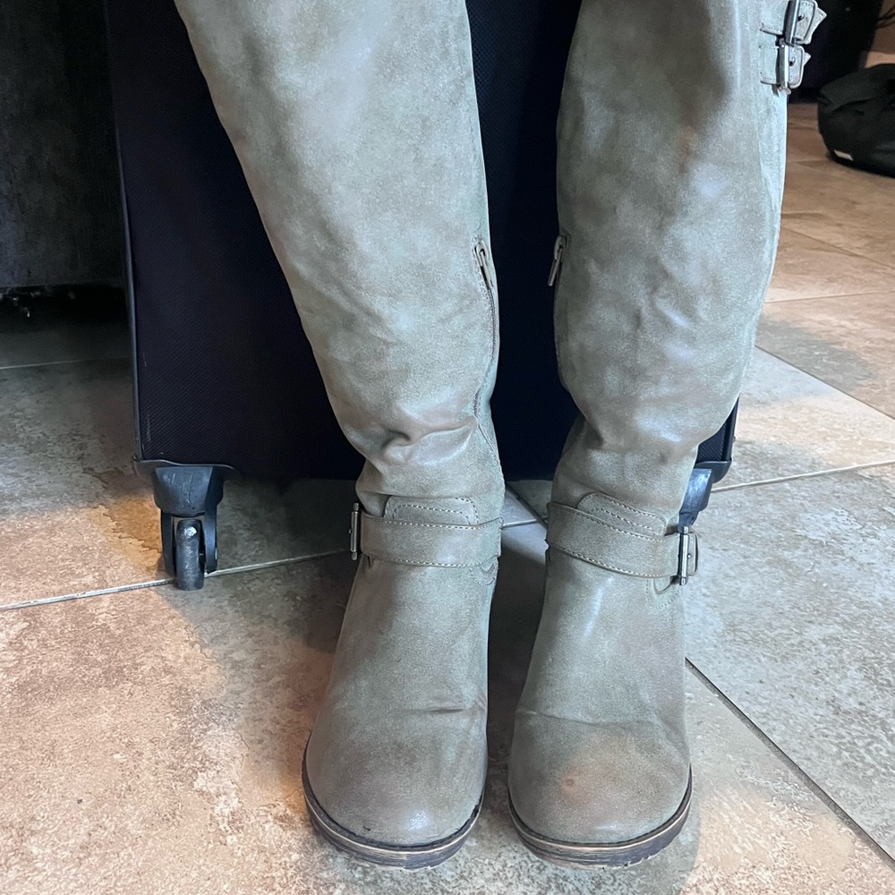 Stylish Women's Tan Boots